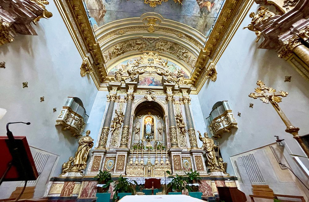 Localizado na Piazza del Comune, o Templo de Minerva é um dos edifícios romanos mais bem preservados da Itália. Hoje abriga a igreja de Santa Maria sopra Minerva, mesclando arquitetura clássica e cristã.