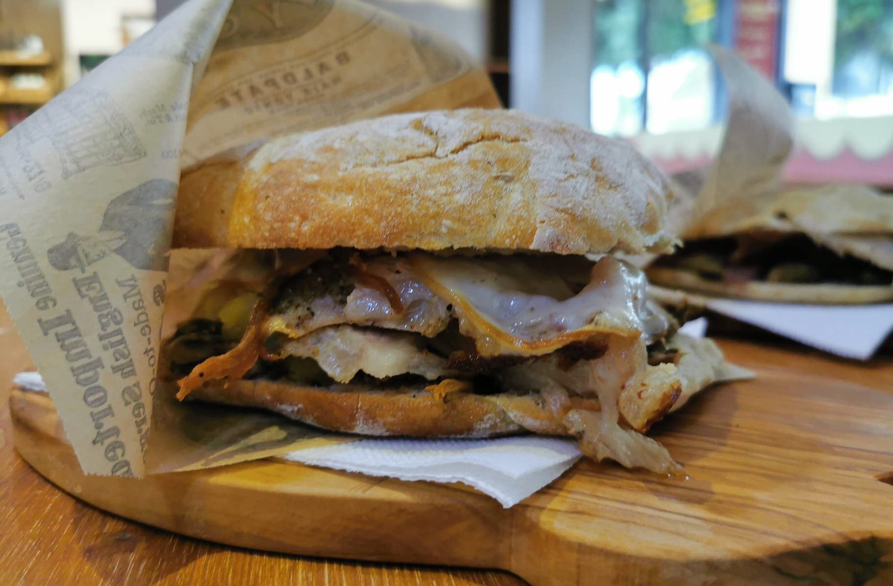 A culinária da cidade é marcada por sabores rústicos e autênticos. Pratos como a porchetta, trufas negras, azeite de oliva e vinhos locais encantam os visitantes e celebram a terra fértil da Úmbria.