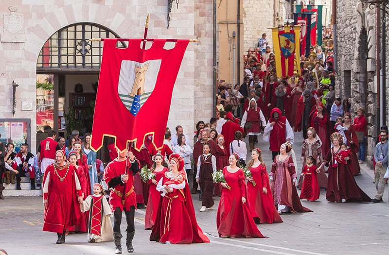 Assis sedia diversos eventos culturais, como o Calendimaggio, uma festa medieval com desfiles, música e encenações históricas que celebram a primavera e a herança da cidade.