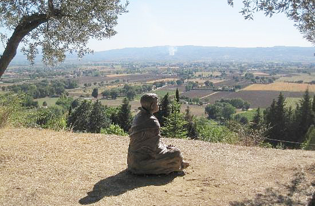 A cidade respira espiritualidade franciscana. Além das igrejas, há centros de estudos, retiros e encontros inter-religiosos que promovem o diálogo e a paz, seguindo os ensinamentos de São Francisco.