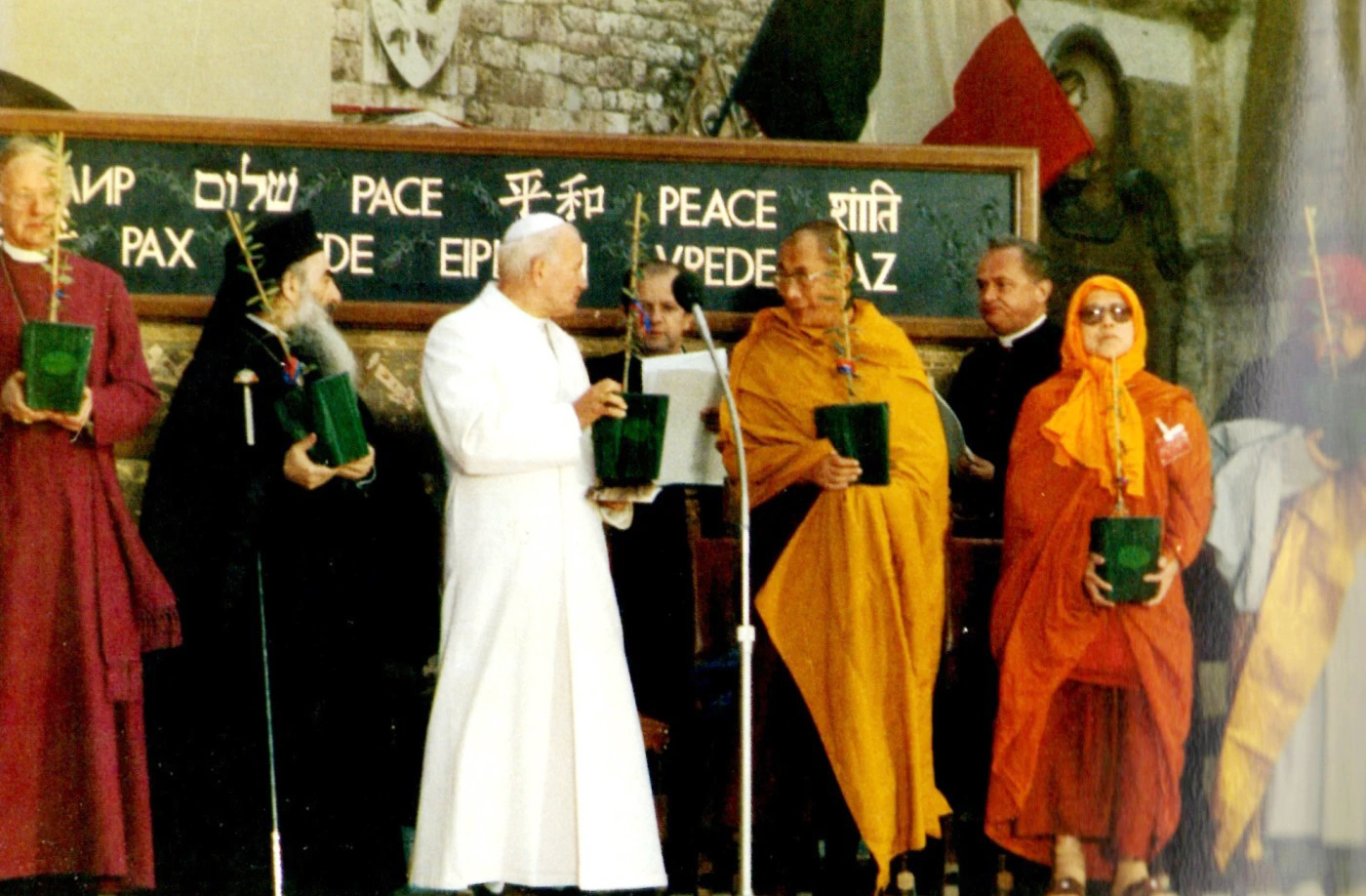 Assis é símbolo internacional de paz. Diversos encontros mundiais de líderes religiosos e políticos já ocorreram na cidade, reforçando sua papel como ponte entre culturas e crenças.