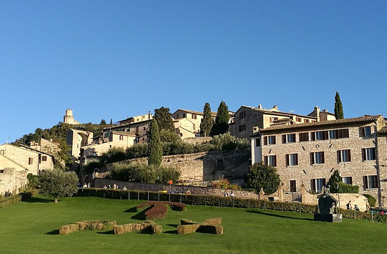 Assis é mundialmente conhecida como a cidade natal de São Francisco de Assis, o santo padroeiro da ecologia e protetor dos animais e dos pobres. Francisco viveu com simplicidade, praticando a renúncia e o amor à natureza. Sua vida e ensinamentos transformaram a cidade italiana em um centro espiritual mundial. 