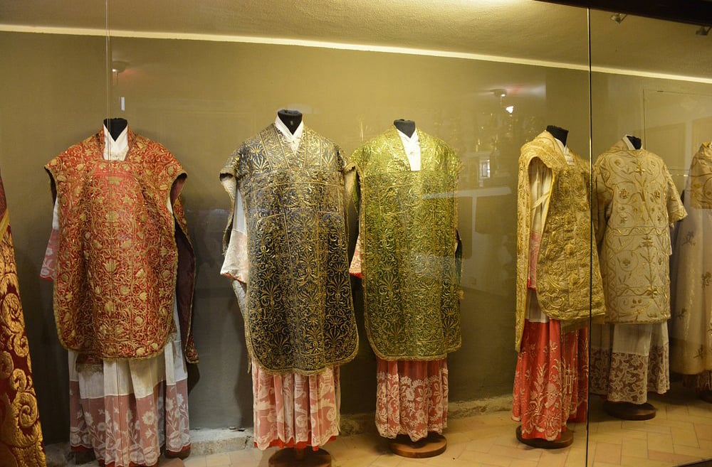 Além da arte sacra, Assis abriga espaços dedicados à arte contemporânea, como o Museu Diocesano e exposições temporárias que dialogam com a espiritualidade e a estética moderna.