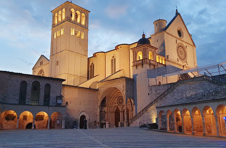 O Museu da Basílica de São Francisco reúne relíquias, manuscritos e obras de arte ligadas à vida do santo. É um espaço de preservação histórica e inspiração religiosa.