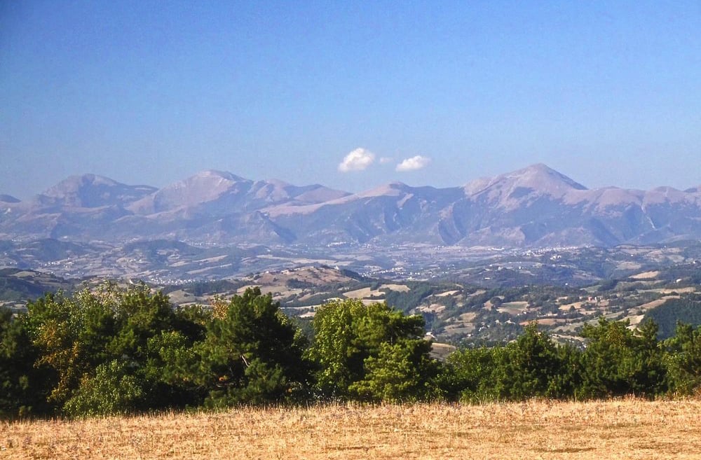 Situada na encosta do Monte Subásio, Assis oferece vistas panorâmicas do Vale da Úmbria. Está a cerca de 180 quilômetros ao norte de Roma e é cercada por colinas verdejantes, vinhedos e oliveiras centenárias.