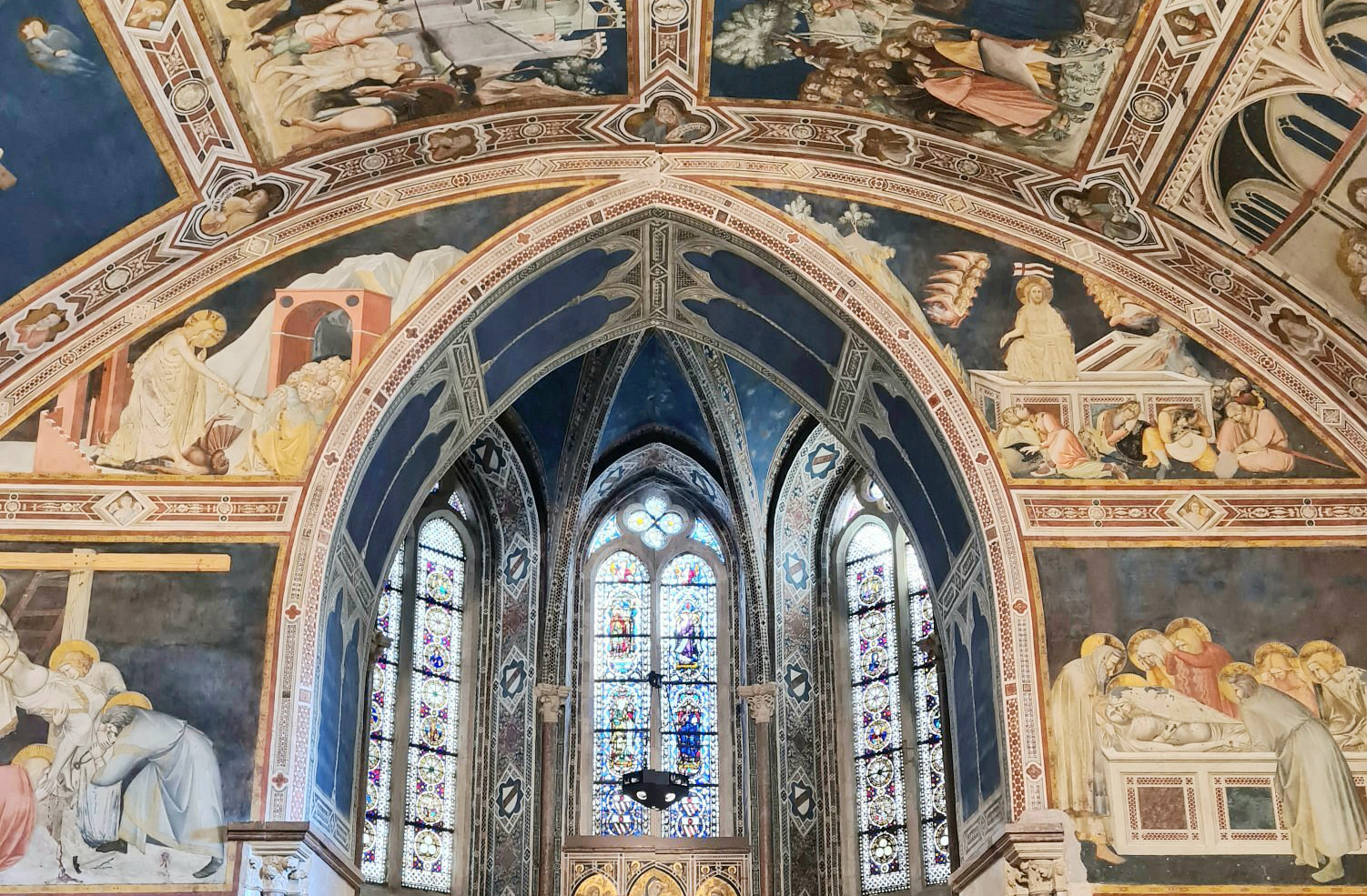 Os afrescos de Giotto na Basílica retratam a vida de São Francisco com uma profundidade emocional e técnica revolucionária para a época. Eles marcam o início da arte renascentista e atraem estudiosos e turistas do mundo inteiro.
