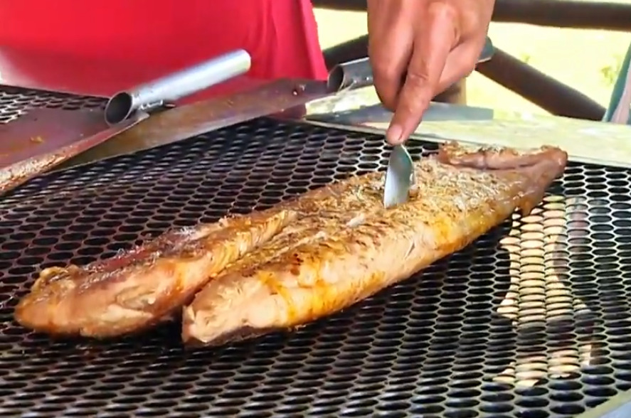 Filhote na Brasa - Peixe de grande porte típico dos rios amazônicos, assado na brasa com temperos regionais como alho e coentro. É acompanhado de pirão, arroz ou farofa de farinha d’água. Calorias: cerca de 150 kcal.