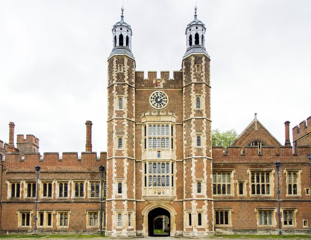 Eton College, Inglaterra: Estabelecido em 1440 por Henrique VI, o Eton College é um internato só para meninos de orientação católica. 