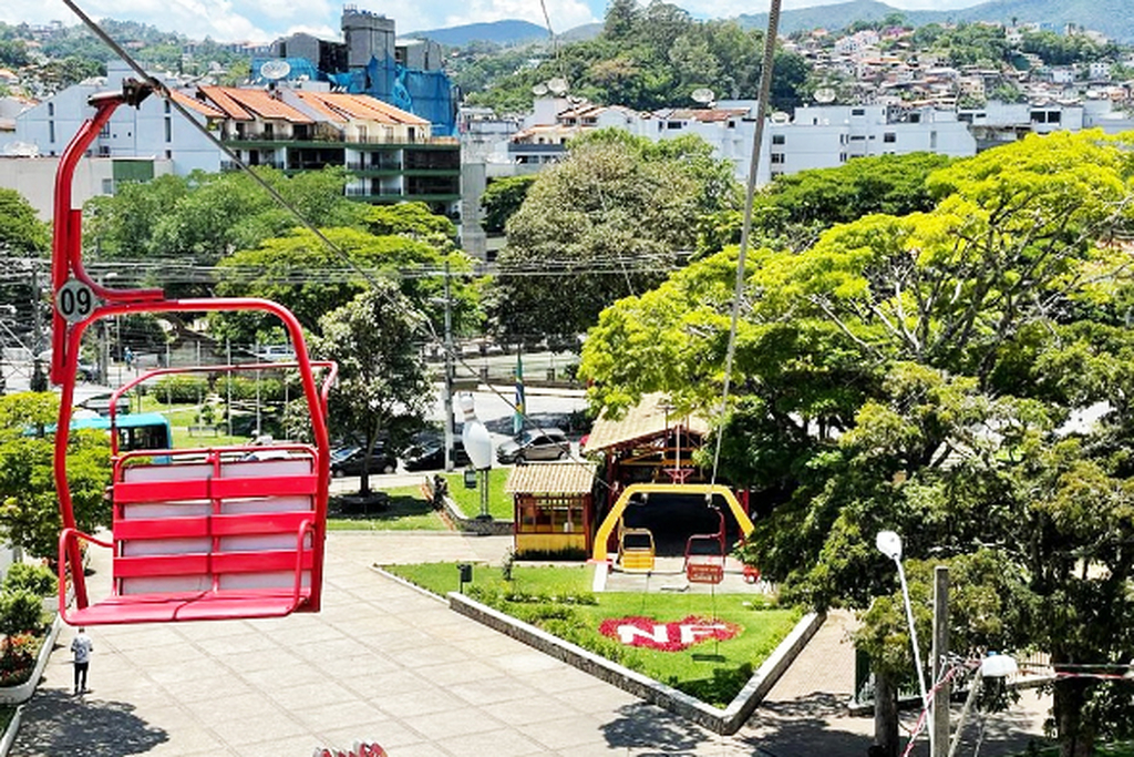 A Praça do Suspiro é um dos principais cartões-postais de Nova Friburgo. Ela abriga o famoso teleférico que leva os visitantes até o alto do Morro da Cruz, oferecendo uma vista panorâmica da cidade. Além disso, o local é cercado por atrações turísticas, como o Teatro Municipal e o Centro de Turismo.