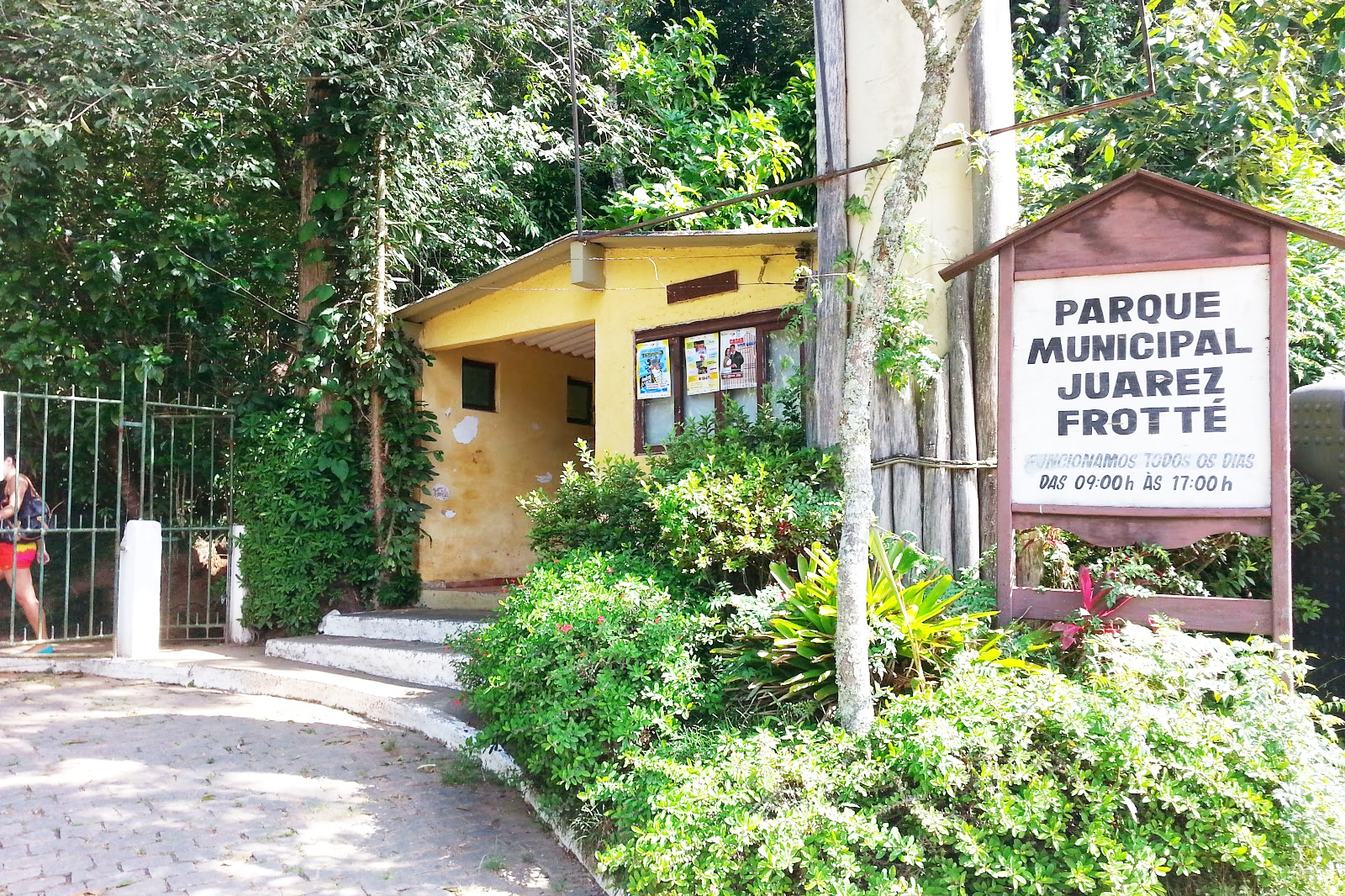 Já o Parque Municipal Juarez Frotté é uma das principais áreas de lazer de Nova Friburgo. Localizado no bairro Cascatinha, oferece trilhas ecológicas, cachoeiras, áreas para piquenique e contato direto com a natureza. É ideal para quem busca tranquilidade, caminhadas ao ar livre e momentos de descanso em meio à vegetação serrana.