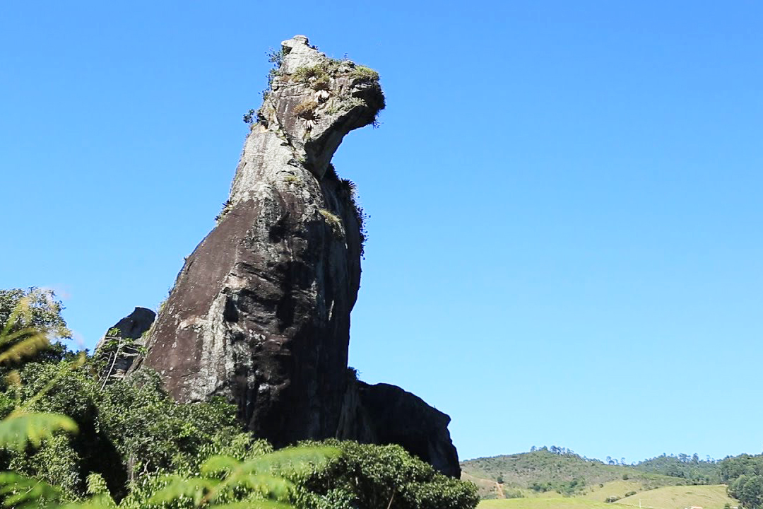 Próxima a Teresópolis e Petrópolis, Nova Friburgo é cercada por montanhas e áreas verdes que lembram paisagens alpinas. Combina, assim, qualidade de vida com tradição cultural e natural. Um destino, portanto, muito procurado por quem busca tranquilidade, natureza e novos conhecimentos.