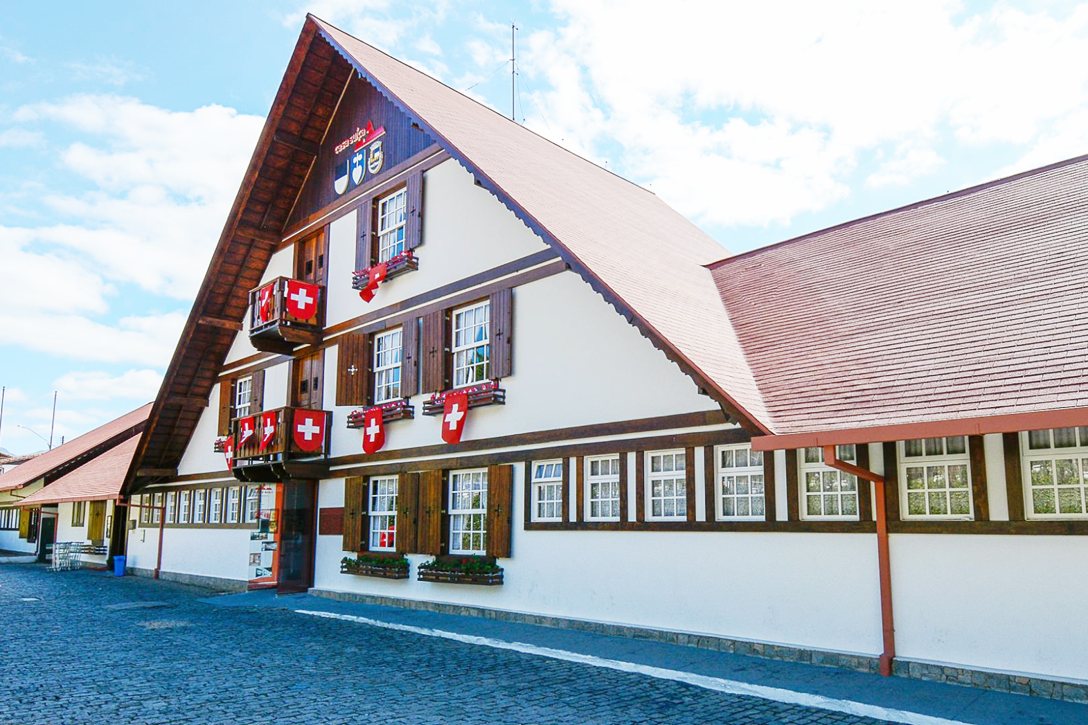 Além da qualidade de vida, Nova Friburgo se destaca pelo clima serrano e pela herança cultural europeia. Essas características tornam a região um destino acolhedor e repleto de charme.
