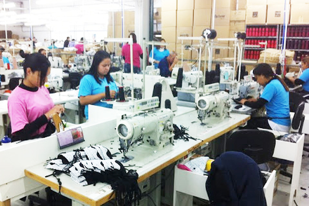 Por lá são produzidos cerca de 36% da lingerie comercializada no Brasil, com uma média de 336 milhões de peças por ano, exportadas para o país e o mundo. Esse setor representa 40% do PIB local e gera aproximadamente 28 mil empregos diretos e indiretos, sendo um dos principais motores da economia friburguense