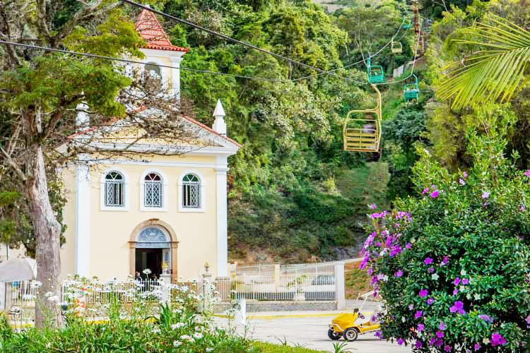 Nova Friburgo, na serra do Rio de Janeiro, é chamada de “Suíça Brasileira” por sua forte influência cultural europeia. Tal marco histórico  reforça essa identidade charmosa, visível na arquitetura, nas festas típicas e na gastronomia. A cidade também é conhecida por suas paisagens naturais, ampla produção de lingerie e, claro, o turismo cultural.


