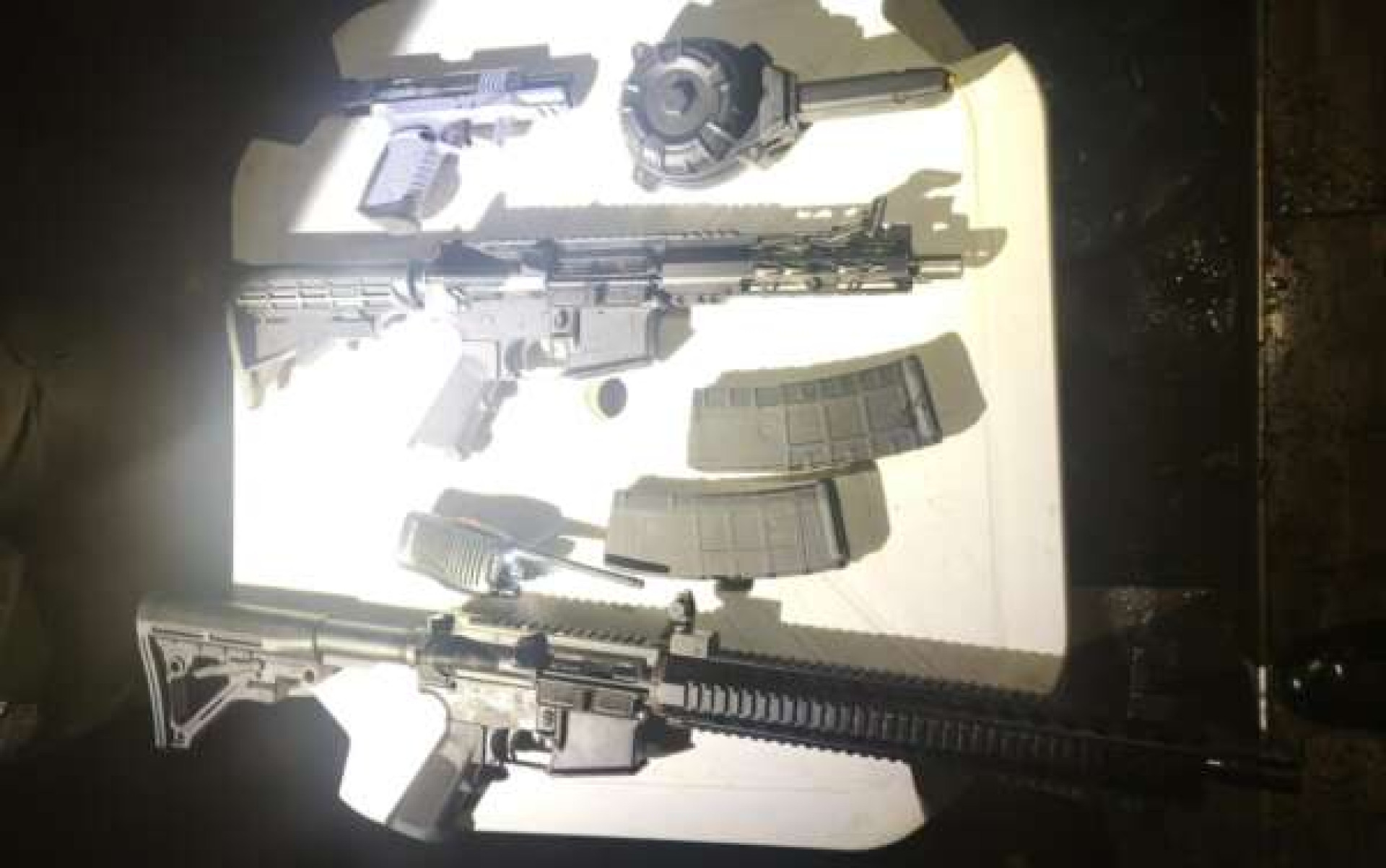 Dois fuzis e uma pistola foram apreendidos pela PM durante a dispersão de um baile funk na madrugada de Natal na Barra do Ceará  (Foto: Divulgação/PM-CE)