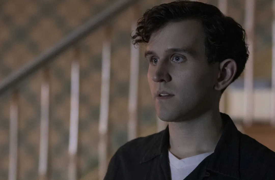 A mudança física se tornou um divisor de águas. Melling conta que, por não ser mais reconhecido como Duda, teve a chance de recomeçar sua carreira do zero — longe dos estigmas e das limitações que o papel anterior impunha.