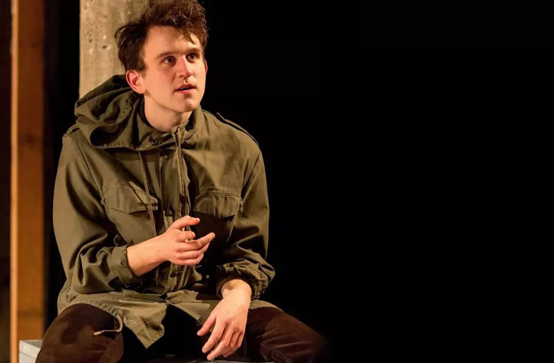 Livre do peso de Harry Potter, Melling começou a fazer audições sem que os diretores o associassem automaticamente ao primo de Harry. Isso abriu portas para projetos mais sérios e artísticos.