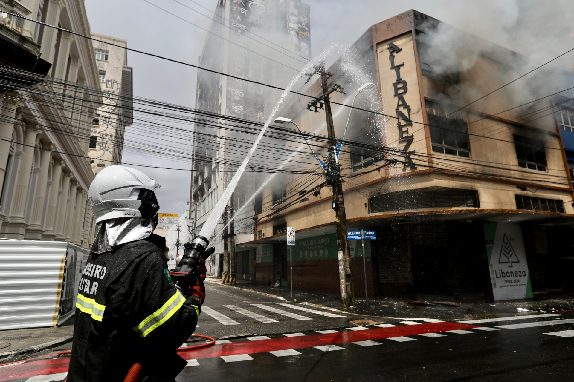 ￼Incêndio atinge loja no Centro de Fortaleza (Foto: Fábio Lima)