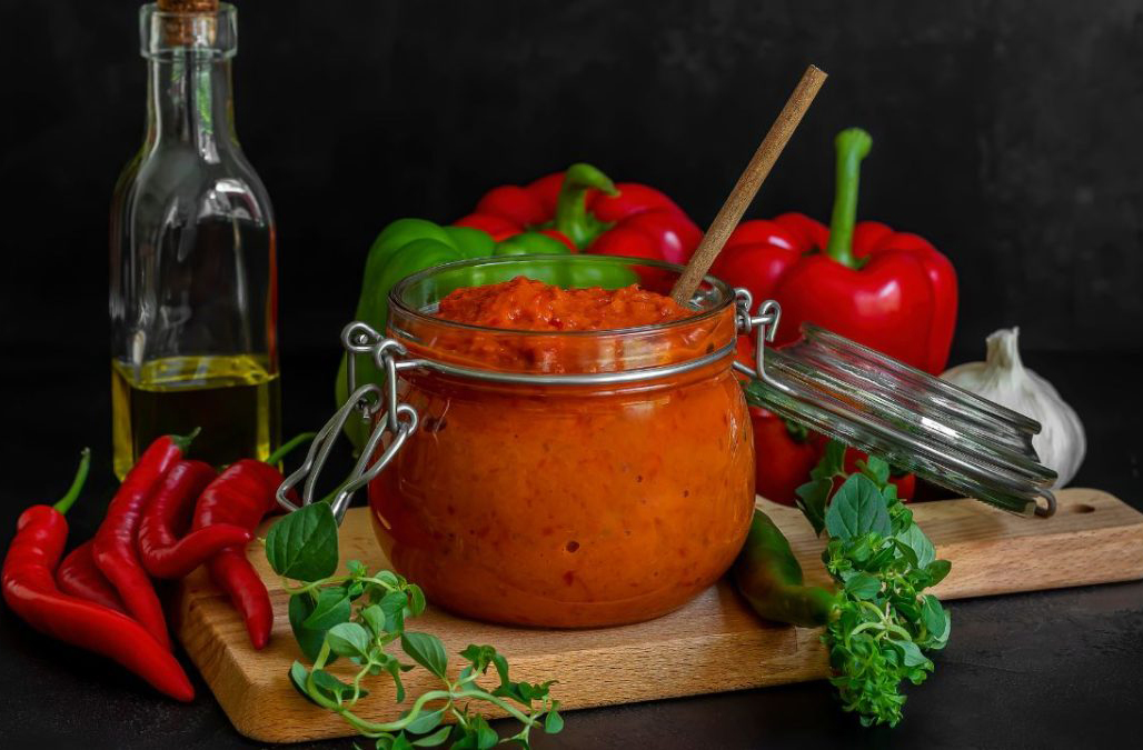A culinária típica do país oferece pratos como o tavče gravče (feijão assado temperado e cozido lentamente), o ajvar (pasta de pimentão vermelho assado com alho) e a pastrmka (truta grelhada ou assada). Estes refletem a influência balcânica e mediterrânea, com nutrientes frescos e sabores que fazem parte das celebrações familiares e festivais locais.