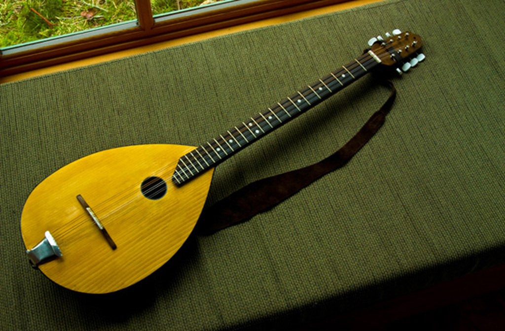 Na música tradicional do país, destacam-se o kaval, uma flauta de madeira com som suave e melódico, e a tambura, um instrumento de cordas semelhante ao alaúde, usado para acompanhar danças e cantos folclóricos. São essenciais nas celebrações culturais e transmitem a alma das tradições balcânicas por meio de ritmos ancestrais.