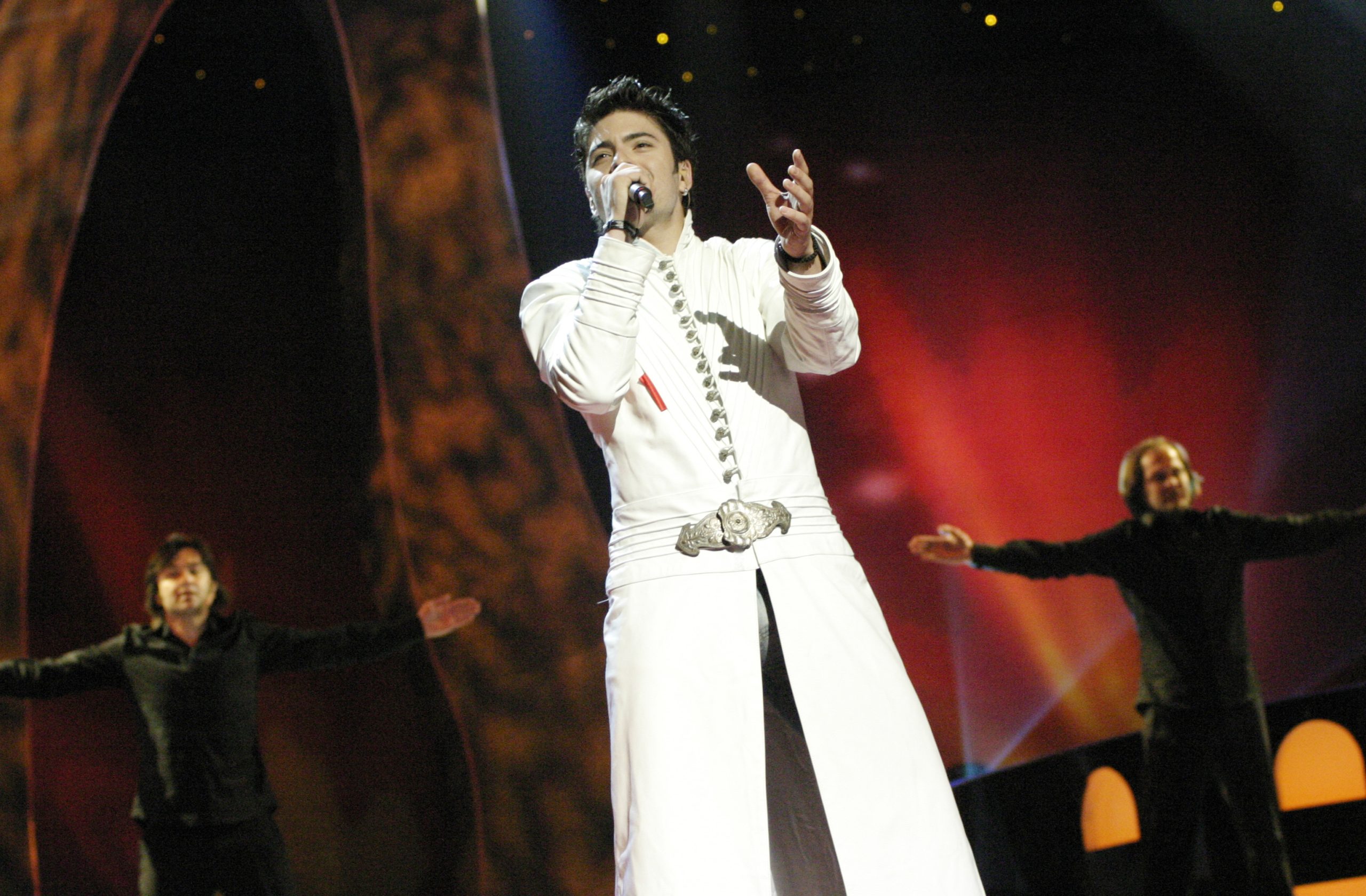 A Macedônia também teve um Elvis, o dos Bálcãs”. Toše Proeski foi considerado o maior astro pop da história do país e recebeu o apelido do tradicional canal BBC. Com uma voz poderosa, lançou sucessos que marcaram gerações e foi nomeado Embaixador da Boa Vontade da UNICEF. Sua morte em 2007, aos 26 anos, deixou um legado de arte e orgulho nacional.