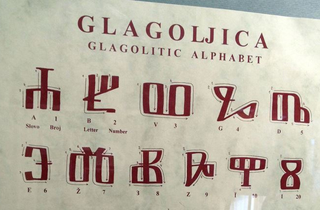 Os irmãos Cirilo e Metódio, nascidos no século 9, foram os criadores do alfabeto glagolítico, precursor do alfabeto cirílico. Sua missão era traduzir textos religiosos para línguas eslavas, promovendo a alfabetização e a fé cristã entre os povos da Europa mais próximos da Ásia. O legado deles é celebrado até hoje como símbolo de identidade cultural e espiritual.