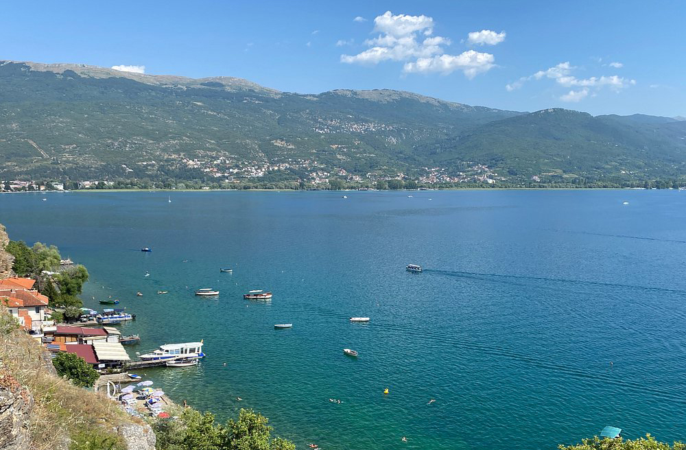 O Lago Ohrid é considerado um dos mais antigos do mundo, com mais de 5 milhões de anos. Também é um dos mais profundos da Europa, compartilhado com a Albânia. Suas águas cristalinas e biodiversidade única atraem turistas para passeios de barco, mergulho e contemplação. 

