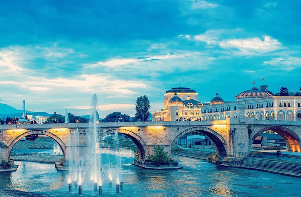 A Macedônia foi a única ex-república iugoslava a conquistar a independência sem guerra, por meio de referendo em 8/9/1991, com 96,4% de votos favoráveis. O processo foi marcado por estabilidade política e apoio popular, tornando-se um exemplo raro de transição pacífica nos Bálcãs. 