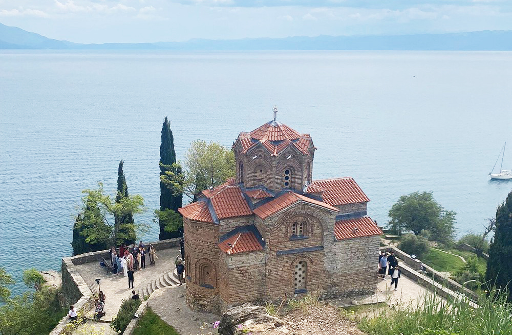 Ohrid, às margens do lago, é considerada a capital turística da Macedônia. Famosa por seu lago cristalino, tornou-se patrimônio histórico. A cidade abriga igrejas medievais, ruínas antigas e um centro histórico vibrante, atraindo visitantes do mundo todo.