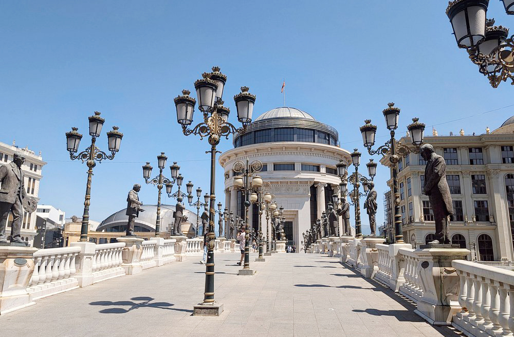 Um roteiro de sete dias pela Macedônia do Norte revela sua riqueza cultural e natural. De Skopje e seus bazares, passando por Tetovo, Matka Canyon e Bitola, até Ohrid e seu lago milenar. Cada parada oferece história, beleza e tradição, encerrando a jornada com encanto e profundidade.