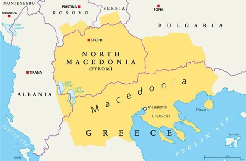 Já a Grécia se opôs ao nome Macedônia e à bandeira original, alegando conflito com uma de suas regiões intitulada de Macedônia. Em 2019, após o Acordo de Prespa, o país passou a se chamar oficialmente Macedônia do Norte. Esse acordo permitiu ao país ingressar na OTAN e fortalecer suas relações diplomáticas com os vizinhos.