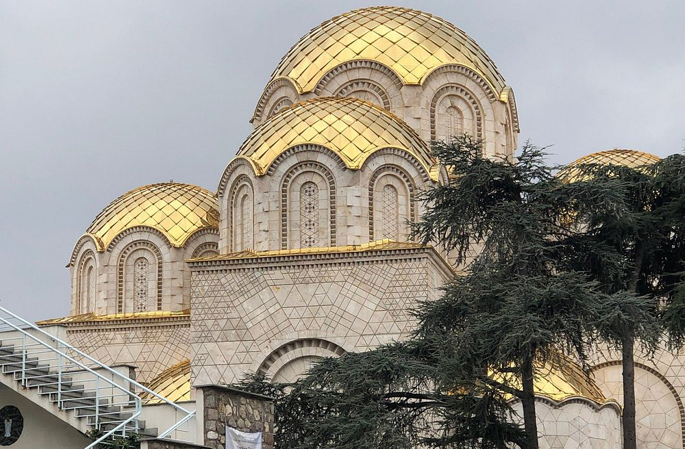 Cristãos ortodoxos representam praticamente dois terços da população; muçulmanos, cerca de um terço. Os idiomas oficiais são o macedônio e o albanês. Essa diversidade religiosa e linguística reflete a rica composição étnica do país, que inclui macedônios, albaneses, turcos, sérvios e outros grupos.