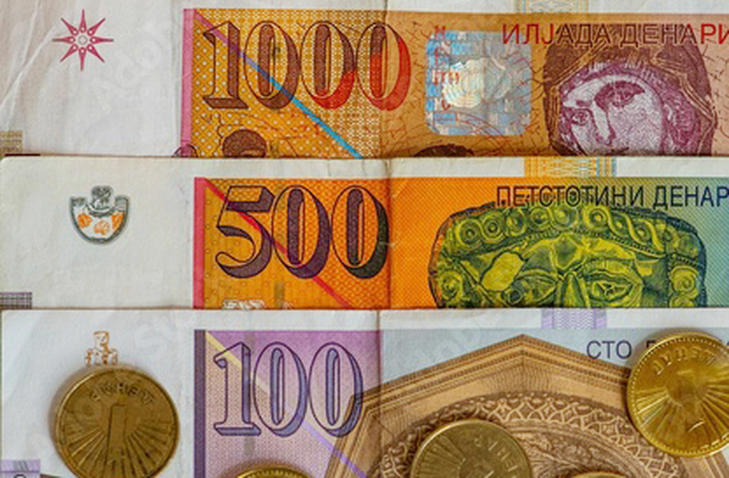 O denar macedônio é a moeda oficial da Macedônia do Norte desde 1992, quando substituiu o antigo dinar iugoslavo após a independência do país. Para fins de comparação, 1 denar macedônio corresponde a 0,016 centavo de euro; a 0,019 centavo de dólar americano; e a 0,10 centavos de real.