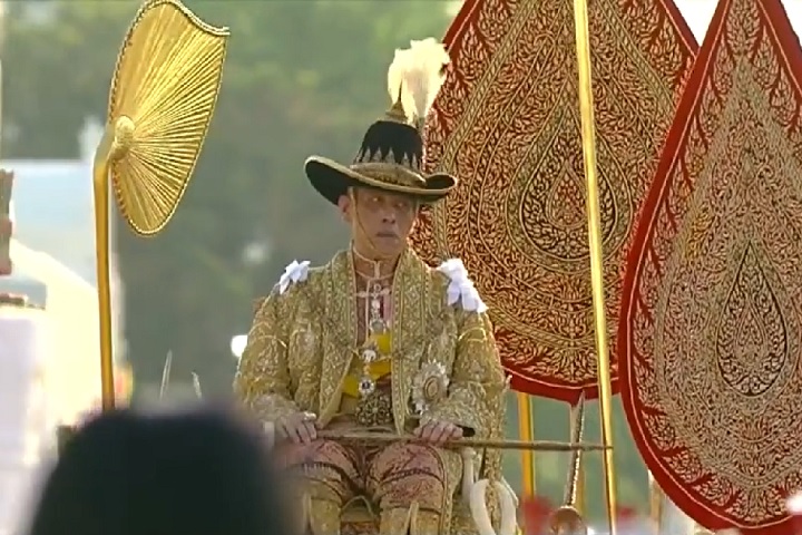 Nascido em 28 de julho de 1952, ele é o único filho homem do rei Bhumibol Adulyadej (Rama IX) e da rainha Sirikit. 