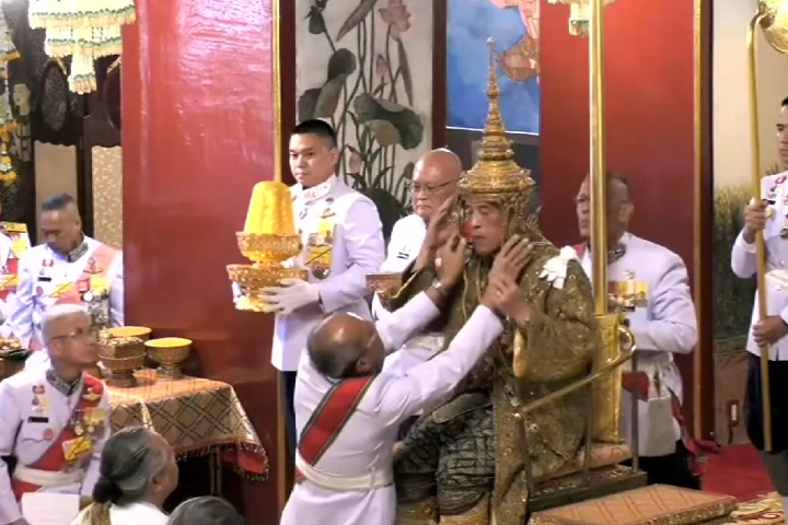 Após décadas atuando como príncipe herdeiro, Vajiralongkorn assumiu oficialmente o trono em 13 de outubro de 2016, após a morte de seu pai, embora sua coroação formal só tenha ocorrido em maio de 2019.