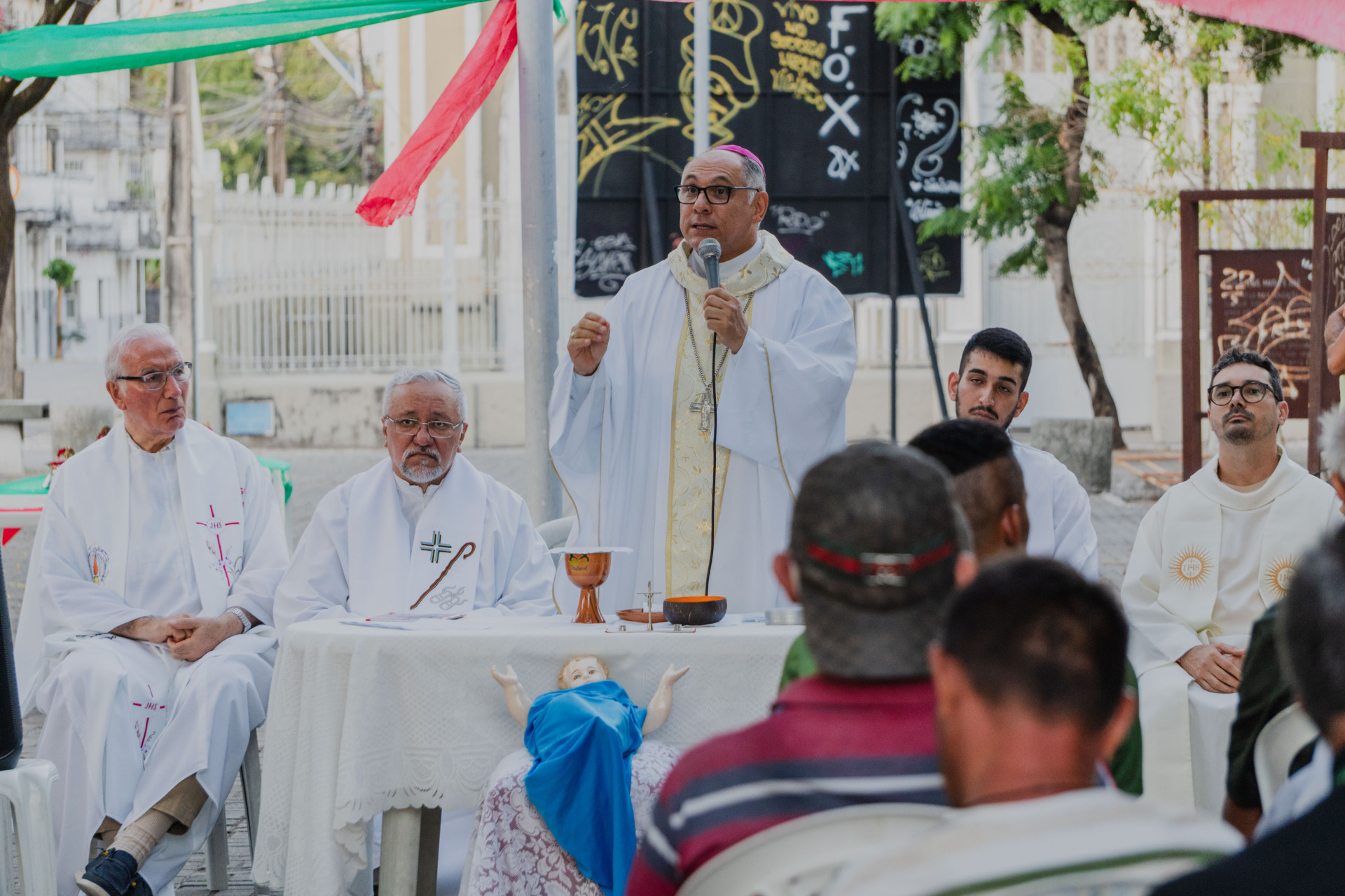 FORTALEZA, CEARÁ, BRASIL, 25-12-2025: Dom Gregório Paixão, arcebispo de Fortaleza, celebra missa para pessoas em situação de rua, na Praça Figueiras de Melo . (Foto: Fernanda Barros/ O Povo) (Foto: FERNANDA BARROS)