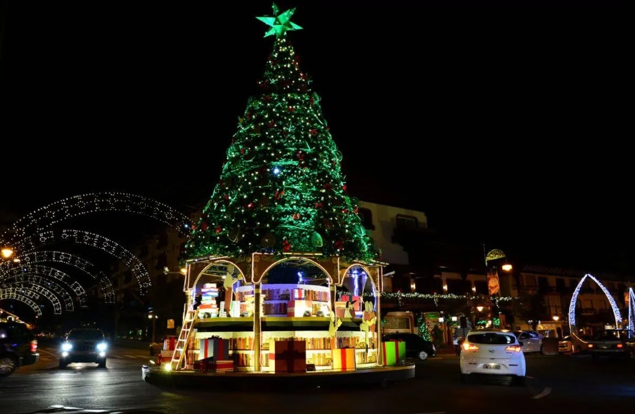 Com sua rica herança cultural alemã, Blumenau, em Santa Catarina, se transforma em um verdadeiro espetáculo natalino com eventos festivos, como o Magia de Natal, e uma decoração deslumbrante.