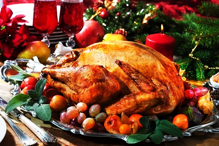 Uma das principais diferenças entre o peru e o chester, outro prato típico de Natal, é que a segunda é uma ave com características de frango, mas com maior concentração de carne no peito e nas coxas, enquanto o peru tem uma carne mais firme e sabor acentuado.