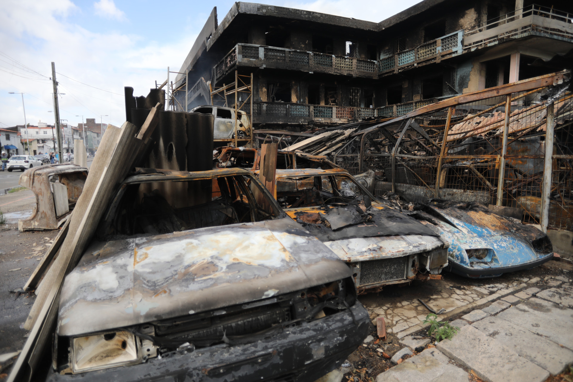 Ap&oacute;s 76 horas de enfrentamento, o Corpo de Bombeiros finalizou o combate ao inc&ecirc;ndio na Sucata Chico Alves, que iniciou na quarta-feira, 24 (Foto: F&Aacute;BIO LIMA)