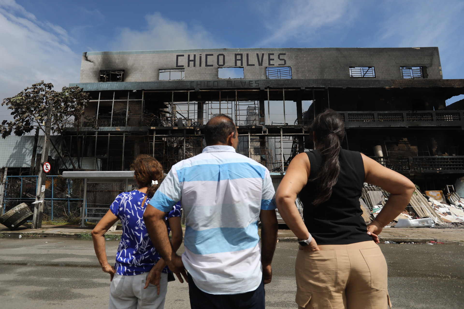 FORTALEZA, CEARÁ, BRASIL,25.12.2025: Rescaldo do incêndio na sucata Chico Alves. (foto: Fabio Lima/OPOVO). (Foto: FÁBIO LIMA)