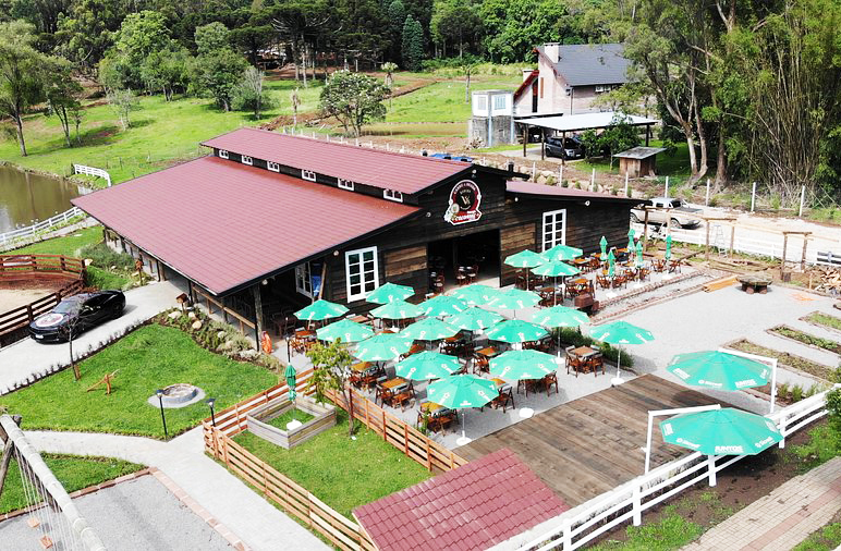 O Rancho, por sua vez, é uma denominação popular no Sul e Sudeste. Refere-se a uma propriedade maior que chácara, mas com foco no lazer ou turismo rural. Costuma ter casas confortáveis e, muitas vezes, fica próxima a rios, lagos ou áreas naturais.