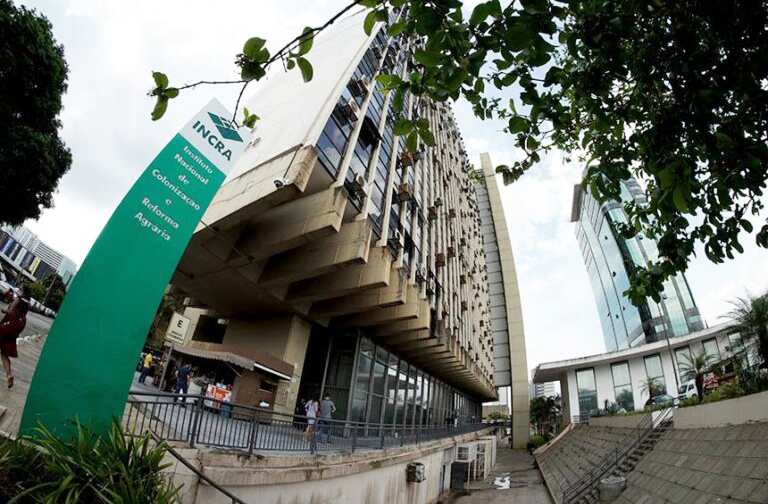 O INCRA  (Instituto Nacional de Colonização e Reforma Agrária) classifica os imóveis rurais com base nos módulos fiscais. Tal unidade agrária é expressa em hectares e varia conforme o município, considerando fatores como solo, clima e atividade econômica. Essa variação influencia diretamente na categorização das propriedades.
