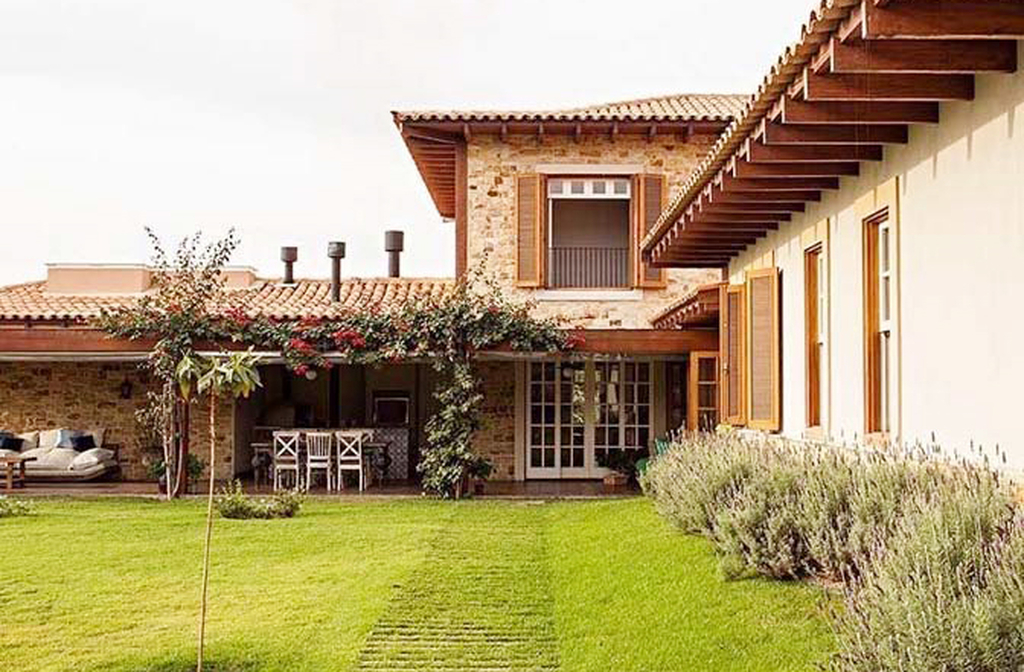 Não há uma definição exata de tamanho para chácaras, mas elas são consideradas o menor tipo de propriedade rural. Em geral, variam desde alguns milhares de metros quadrados até cerca de 10 ou 12 hectares — lembrando que 1 hectare equivale a 10 mil metros quadrados.