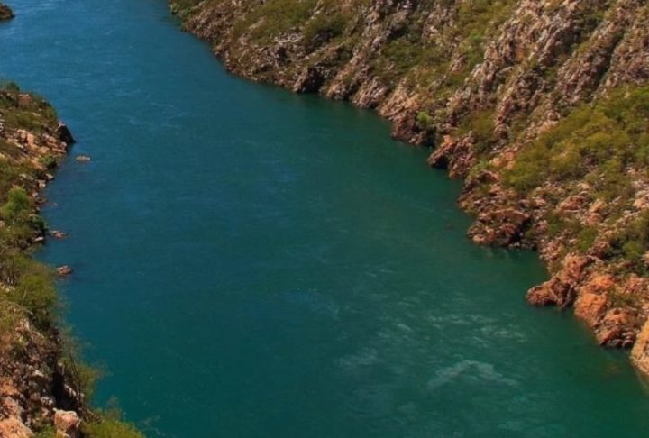 Não à toa, o São Francisco é vital para a região Nordeste, fornecendo água para irrigação, pesca, geração de energia hidrelétrica e turismo.