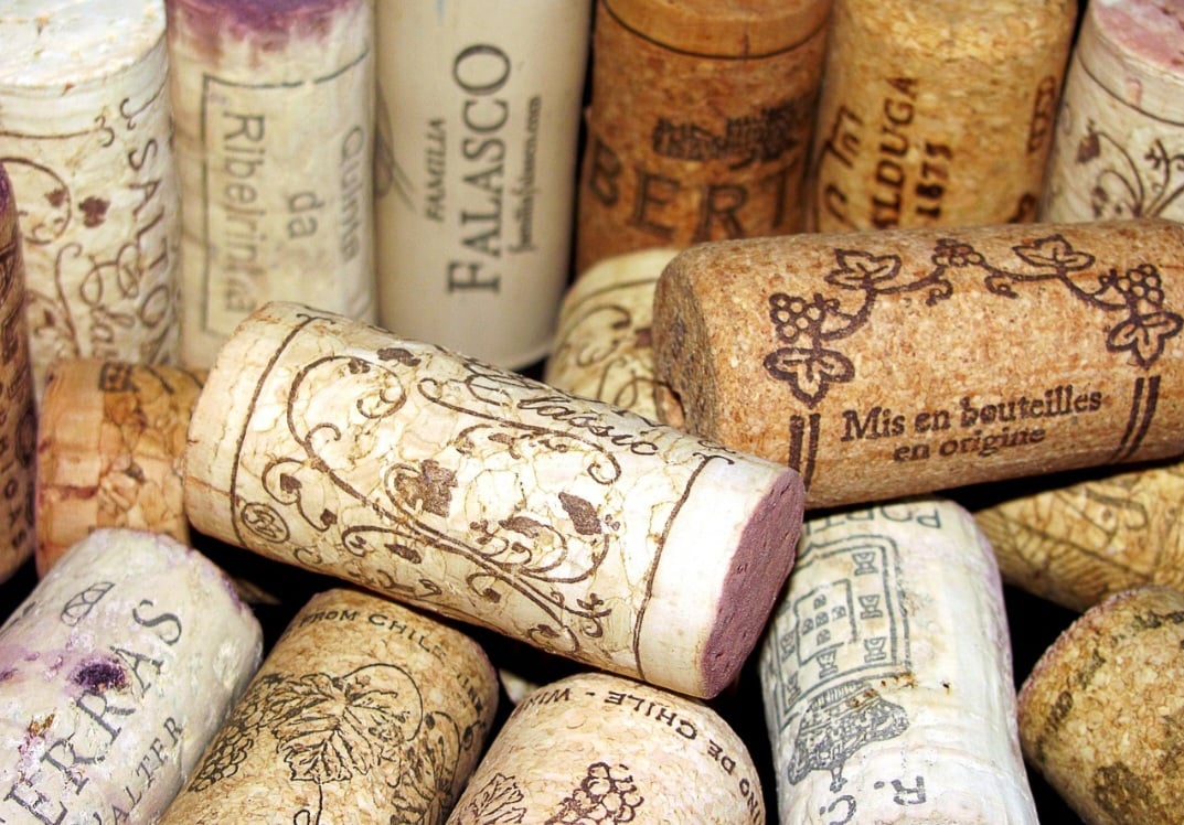 A matéria-prima é extraída da casca do sobreiro sem danificar a árvore, em um ciclo que se repete a cada nove ou dez anos. A primeira extração só ocorre quando a árvore atinge cerca de 25 anos de idade.