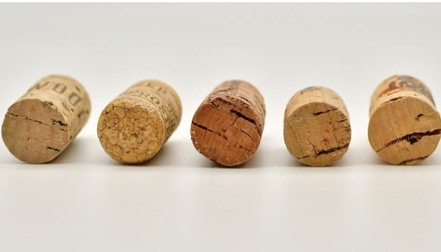 Inicialmente, as rolhas eram cônicas, facilitando a sua introdução nos gargalos. No século XIX, surgiram os equipamentos que permitiram a produção e o uso do formato cilíndrico, que é o mais comum atualmente.