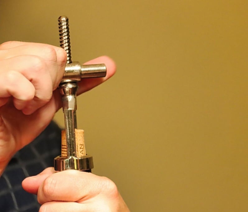 O inventor das tampas feitas de cortiça é desconhecido, sendo que a tradição popular atribui a invenção ao monge beneditino Dom Pérignon, já nos finais do séc. XVII, para arrolhar garrafas de champanhe.