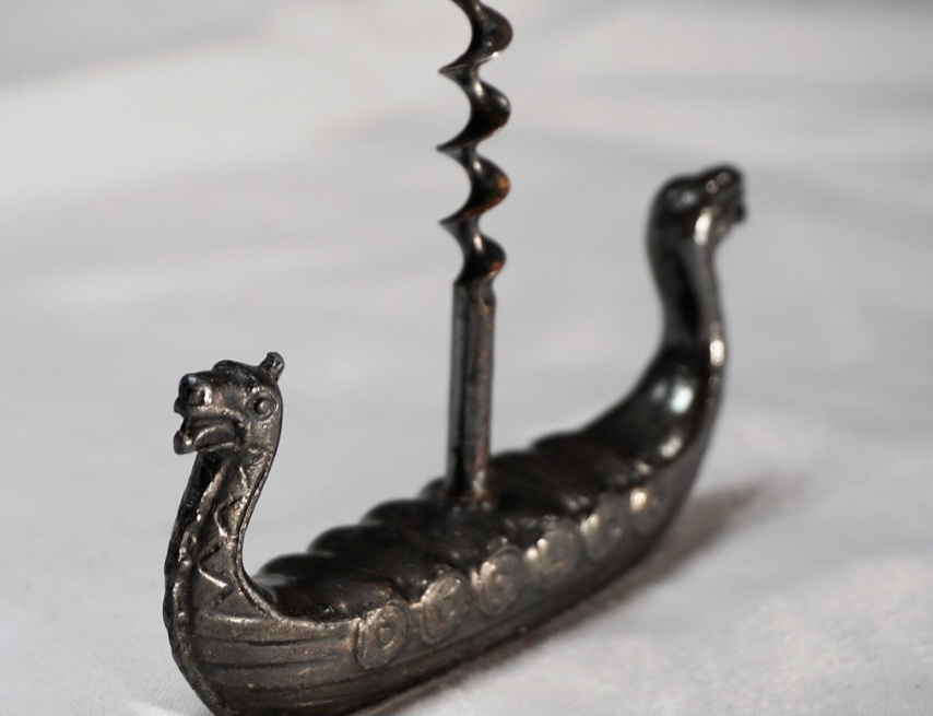 A necessidade de uma ferramenta eficaz para remover as rolhas firmemente encaixadas no gargalo deu origem a diversos modelos e inovações ao longo dos séculos. 