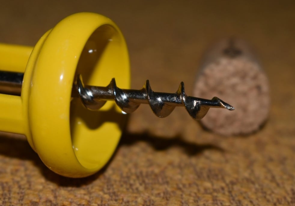 O crescimento do uso da rolha impulsionou a invenção do saca-rolhas. O primeiro saca-rolhas patenteado, em 1795, foi criado pelo reverendo Samuel Henshall, na Inglaterra.