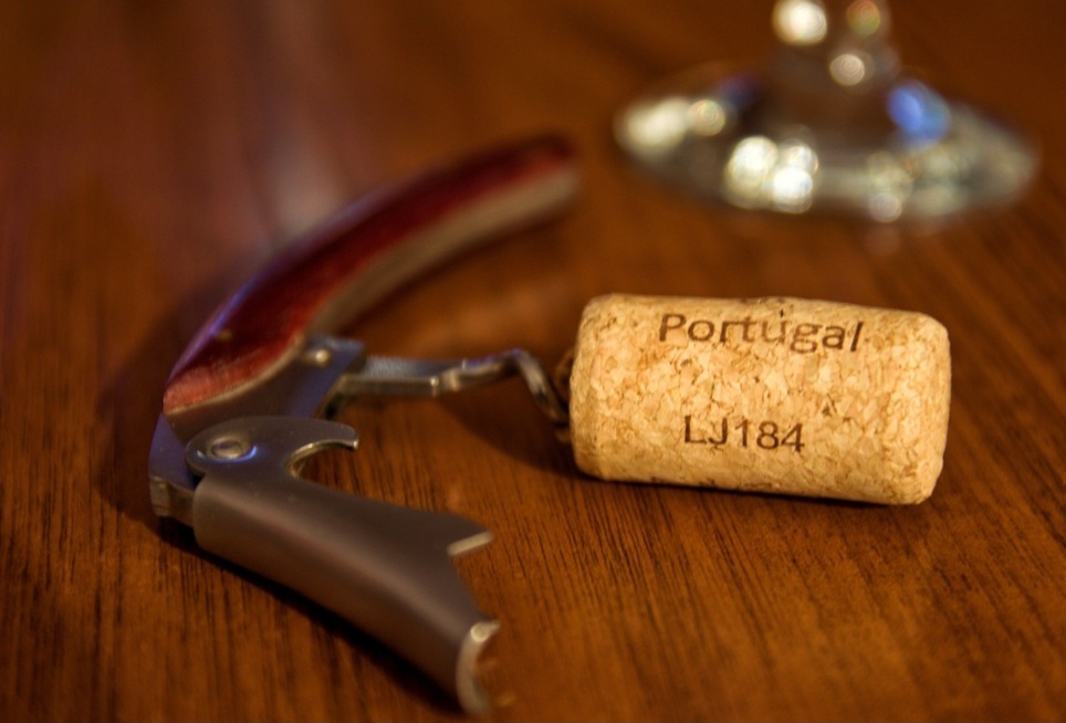 A principal inovação de Henshall foi a inclusão de um disco côncavo, atualmente conhecido como Botão de Henshall, posicionado entre a alça e a espiral. Esse disco tinha duas funções: impedir a perfuração excessiva e garantir a rotação da rolha.